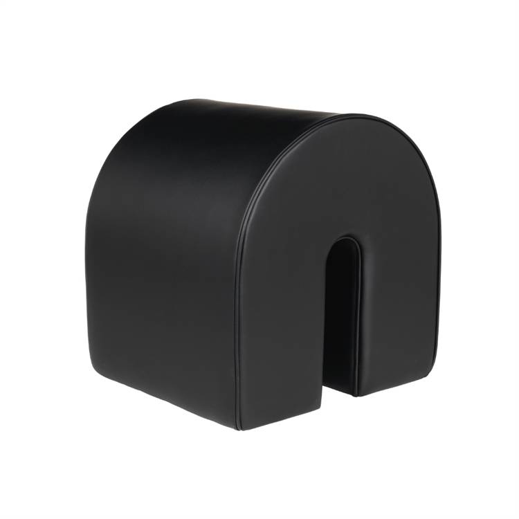 Kristina Dam Studio Böjd sittpuff Black