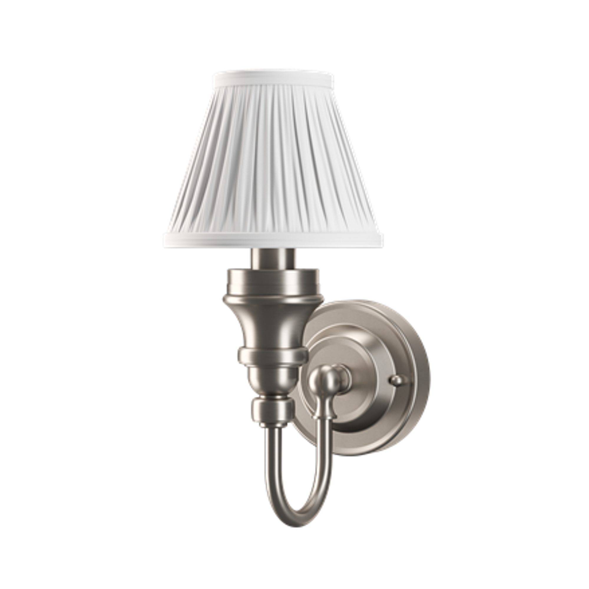 Burlington vägglampa med dekorativ bas & vit finplisserad lampskärm