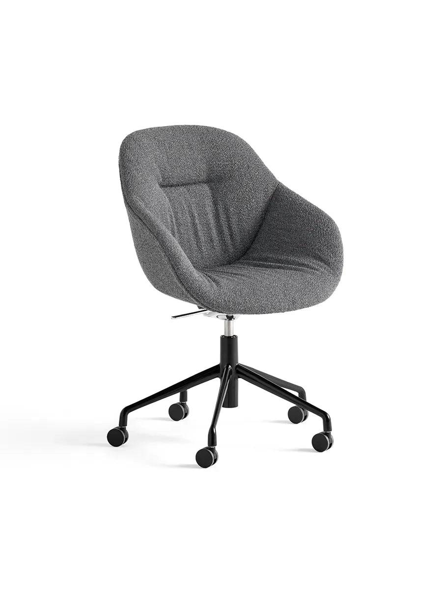 About a Chair AAC155 Soft fra Hay Prisgruppe 5 / Sort pulverlakeret aluminum - Jacobsen Plus