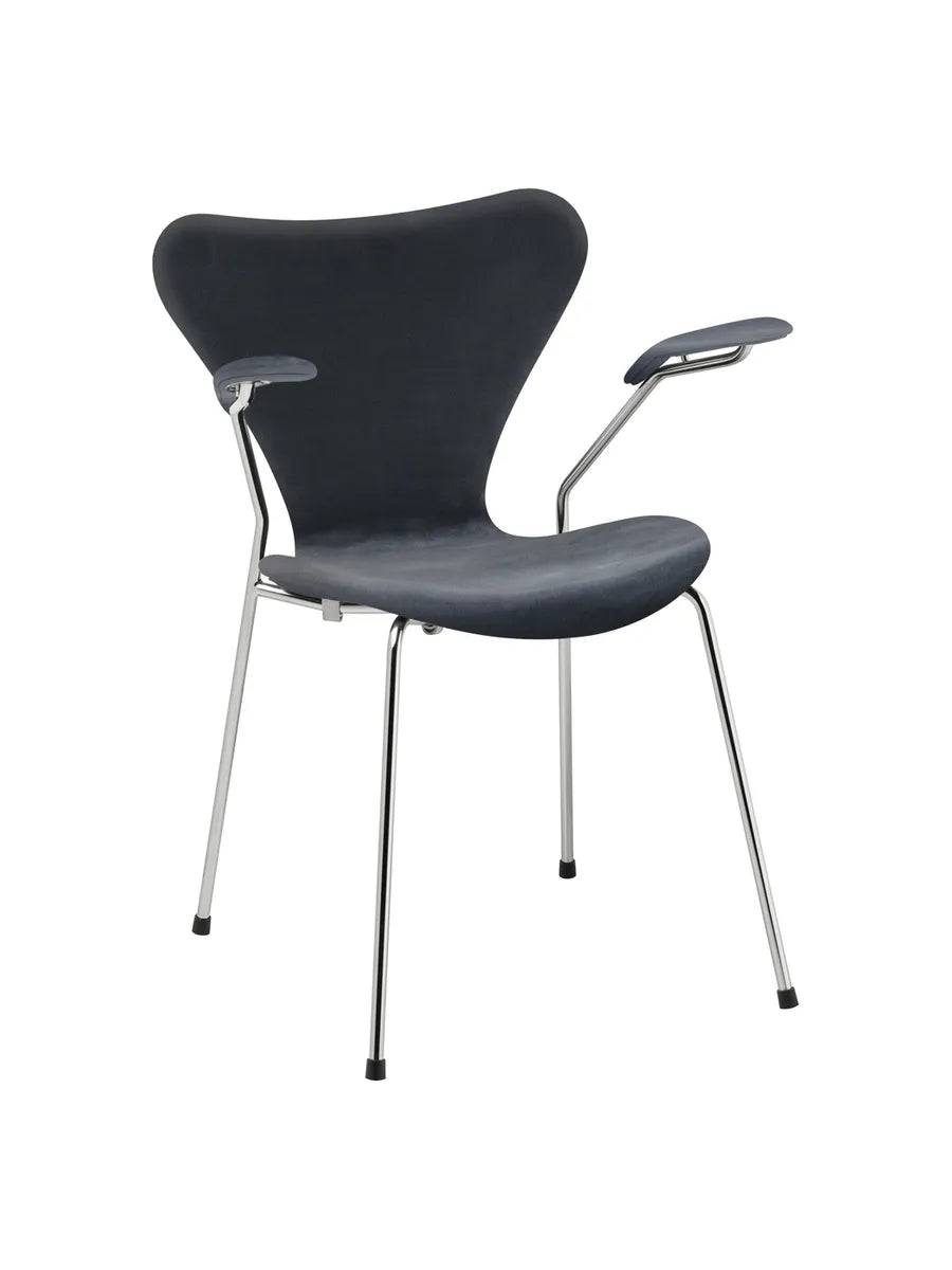 3207 Serie 7 Armstol af Arne Jacobsen Fuldpolstret / Belfast (velour) / Grey blue - Jacobsen Plus