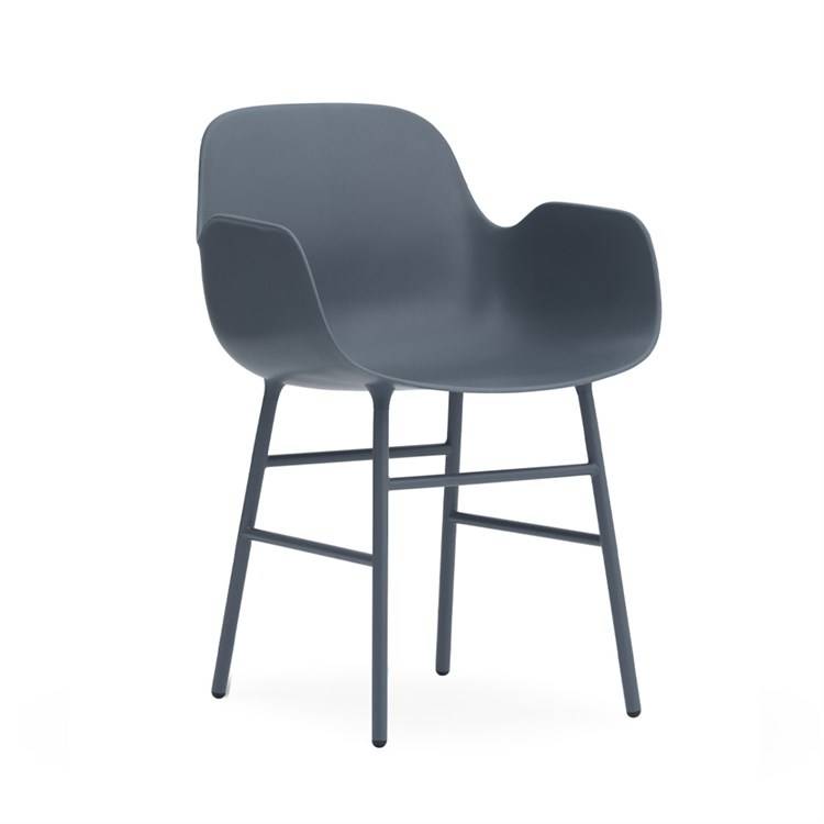 Normann Copenhagen Form Matbord stol m/armstöd Blue Powder Coated Steel