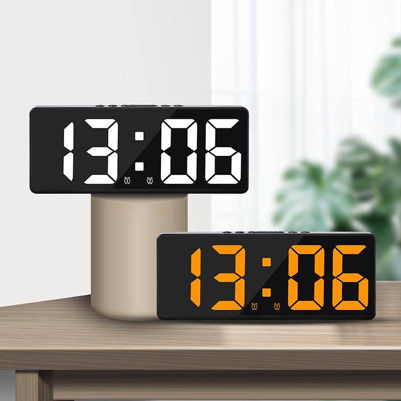 Röststyrning Digital väckarklocka Temperatur Snooze Nattläge Desktop Bordsklocka 12/24H Anti-störningsfunktion LED-klockor Klocka grön/svart