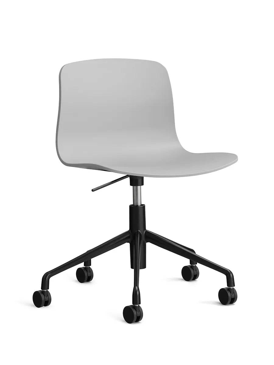 About a Chair AAC50 fra Hay Concrete grey / Sort pulverlakeret aluminum - Jacobsen Plus