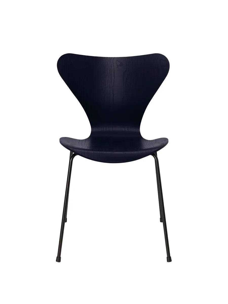 3107 Serie 7 stol i farvet ask af Arne Jacobsen Midnight Blue / Sort - Jacobsen Plus