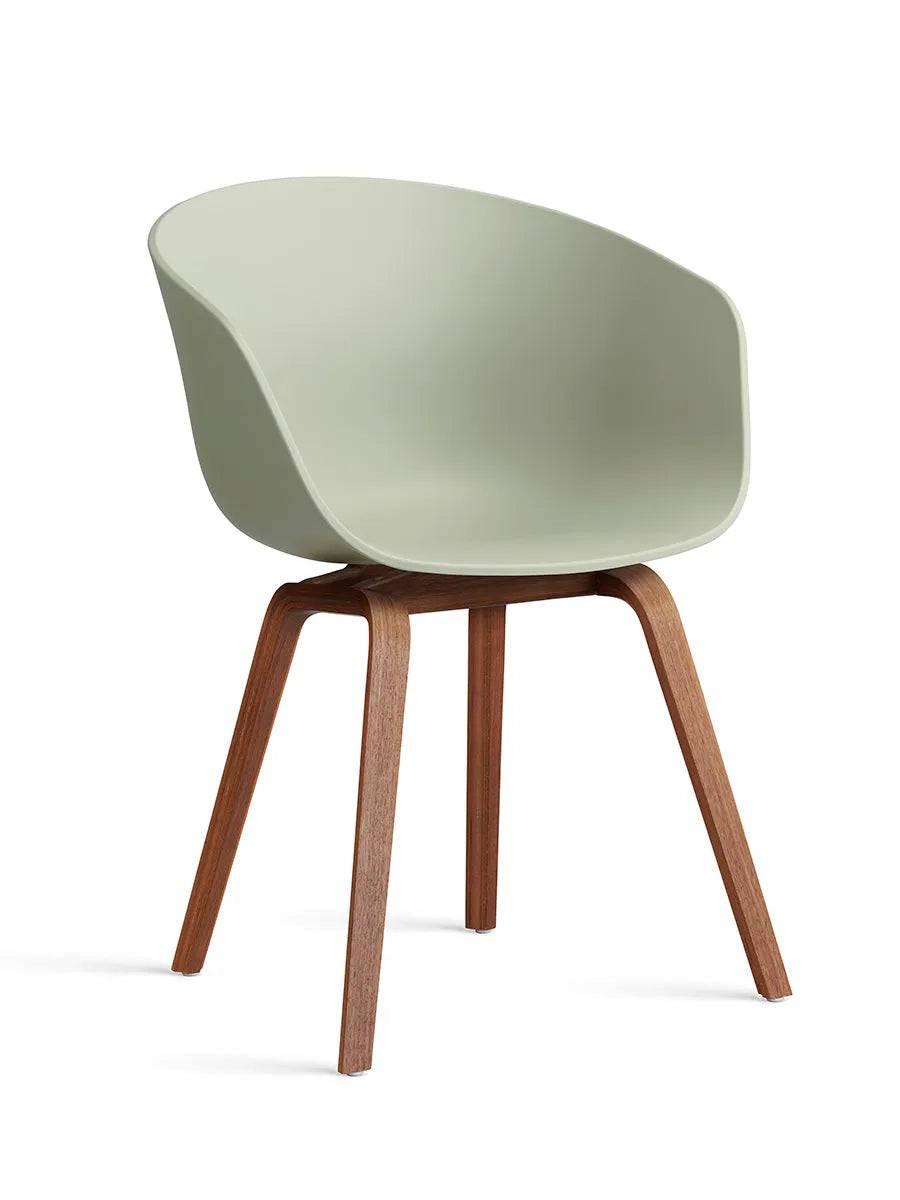 About a Chair AAC22 fra Hay Pastel green / Lakeret valnød - Jacobsen Plus
