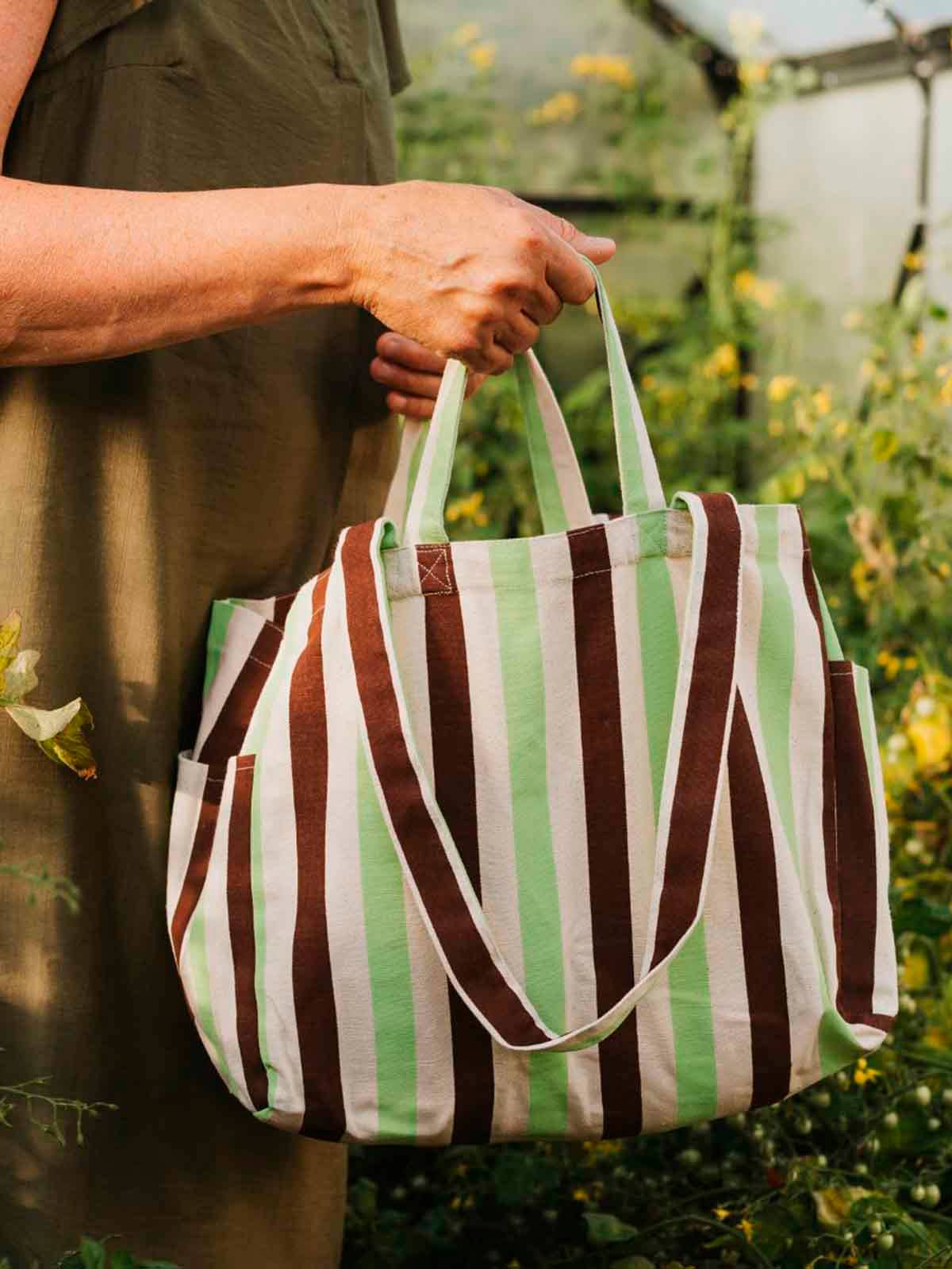 Canvas "Totebag" (35 x 28 cm) - Creme med grønne og brune striber - OMOM.