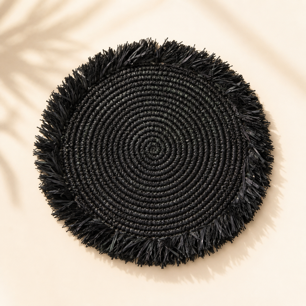 Svarta handgjorda bordstabletter i raffia | AMBON - 4er-Set (4er-Set).
