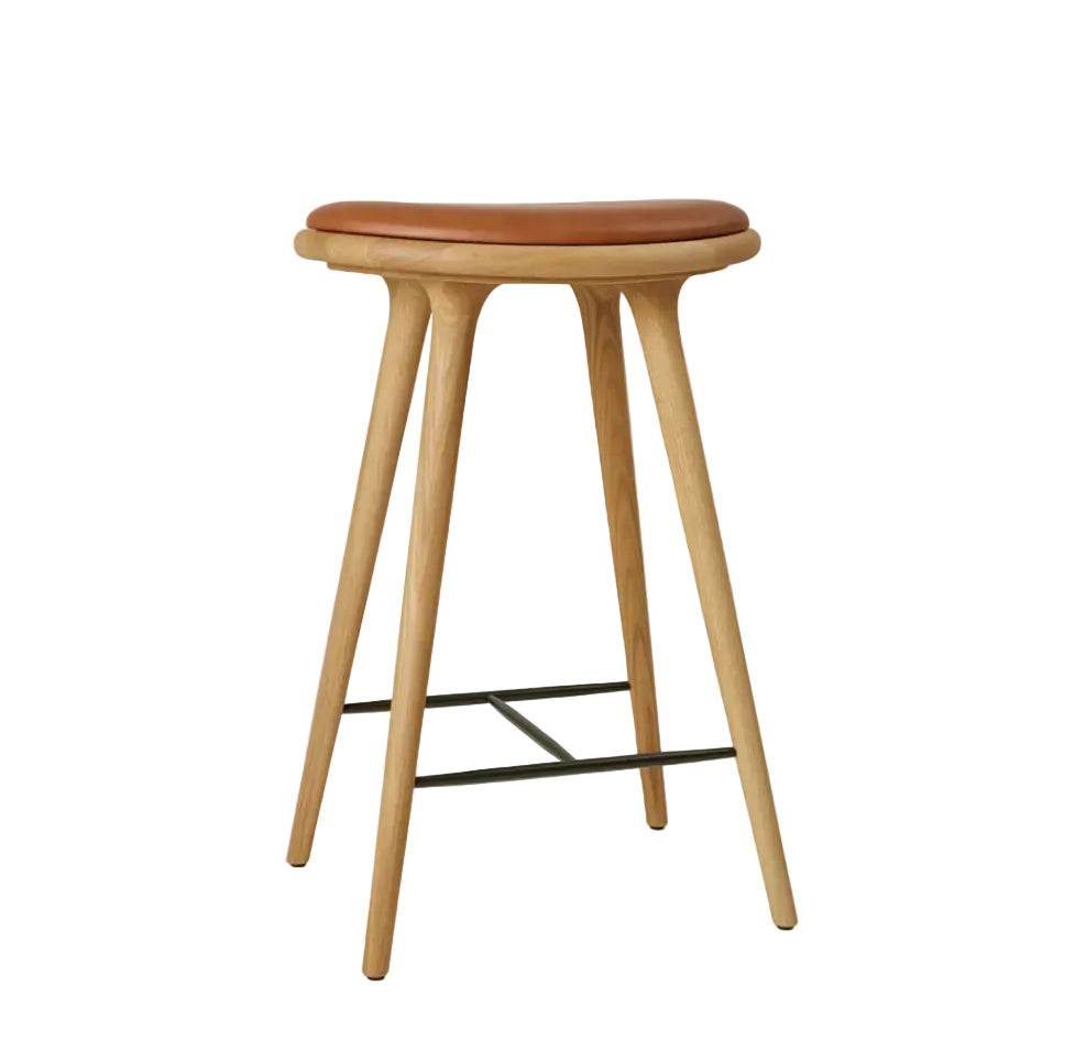 High Stool, olieret egetræ, Nuance Walnut læder, 69 cm, lav barstol fra Mater - Jacobsen Plus