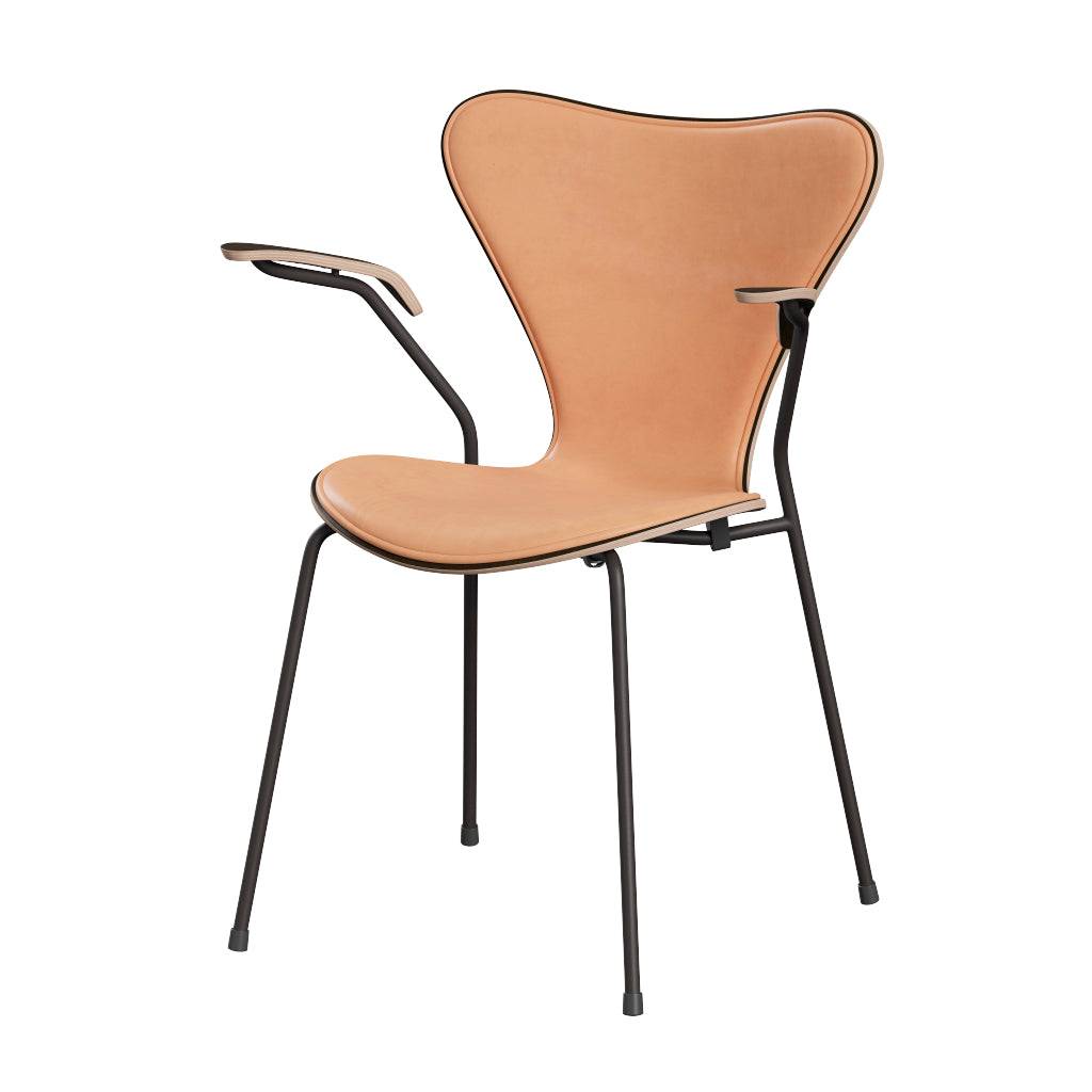 Fritz Hansen - 3207 stol med armlæn, naturfiner og forsidepolstret i Natur læder Mørkbejdset eg - Warm Graphite stel - Jacobsen Plus