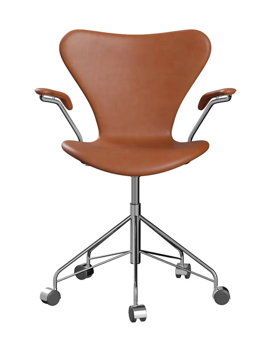 3217 Serie 7 Kontorstol af Arne Jacobsen Fuldpolstret / Grace læder / Valnød - Jacobsen Plus