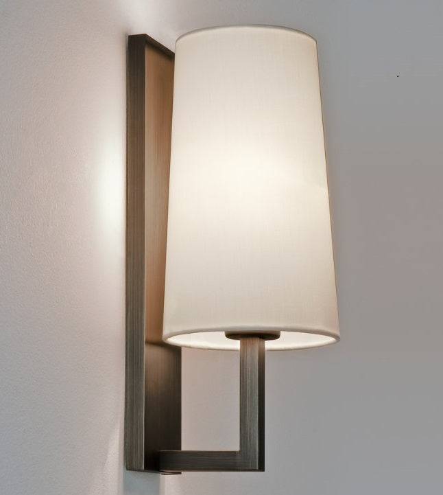 Riva væglampe fra Astro Lighting - Bronze / Stofskærm / Hvid