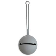Mushie sutteboks i silikone - Powder Blue
