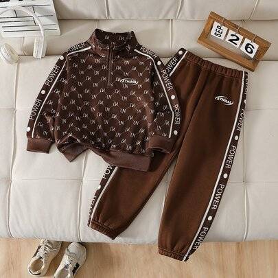 Barnset för pojkar i fleecefodrad sportstil, 2 delar, med halvzip, heltryckt bokstavsmönster, hög krage, långärmad sweatshirt och randiga joggers, cas - Brun (6Y,7Y,4Y,5Y)