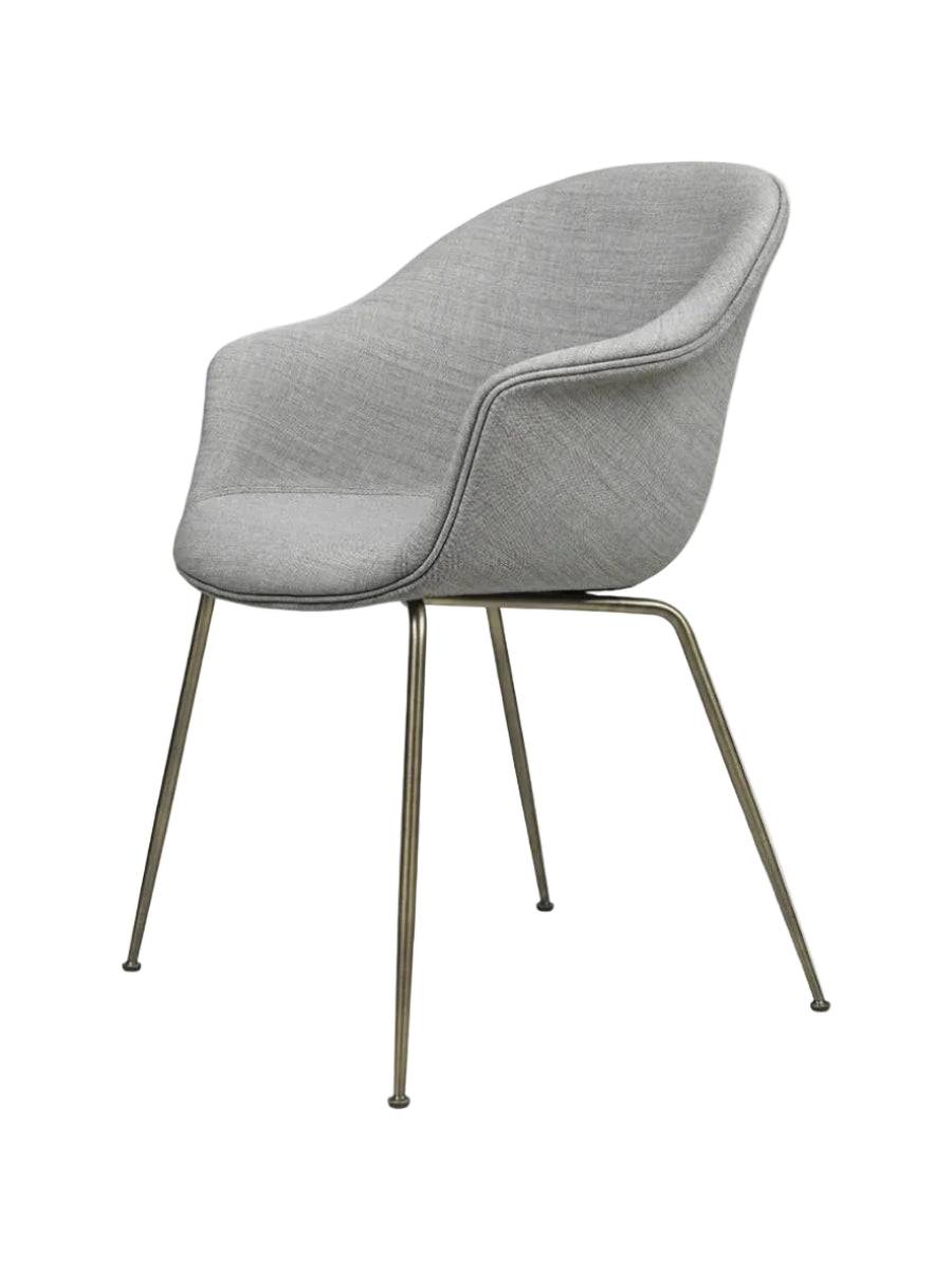Bat spisebordsstol, fuldpolstret fra GUBI Prisgruppe 3 / Conic base / Black chrome base - Jacobsen Plus