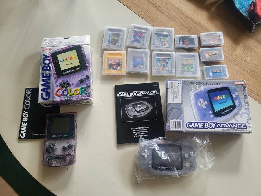 Nintendo Game Boy Color och Game Boy Advance med spel
