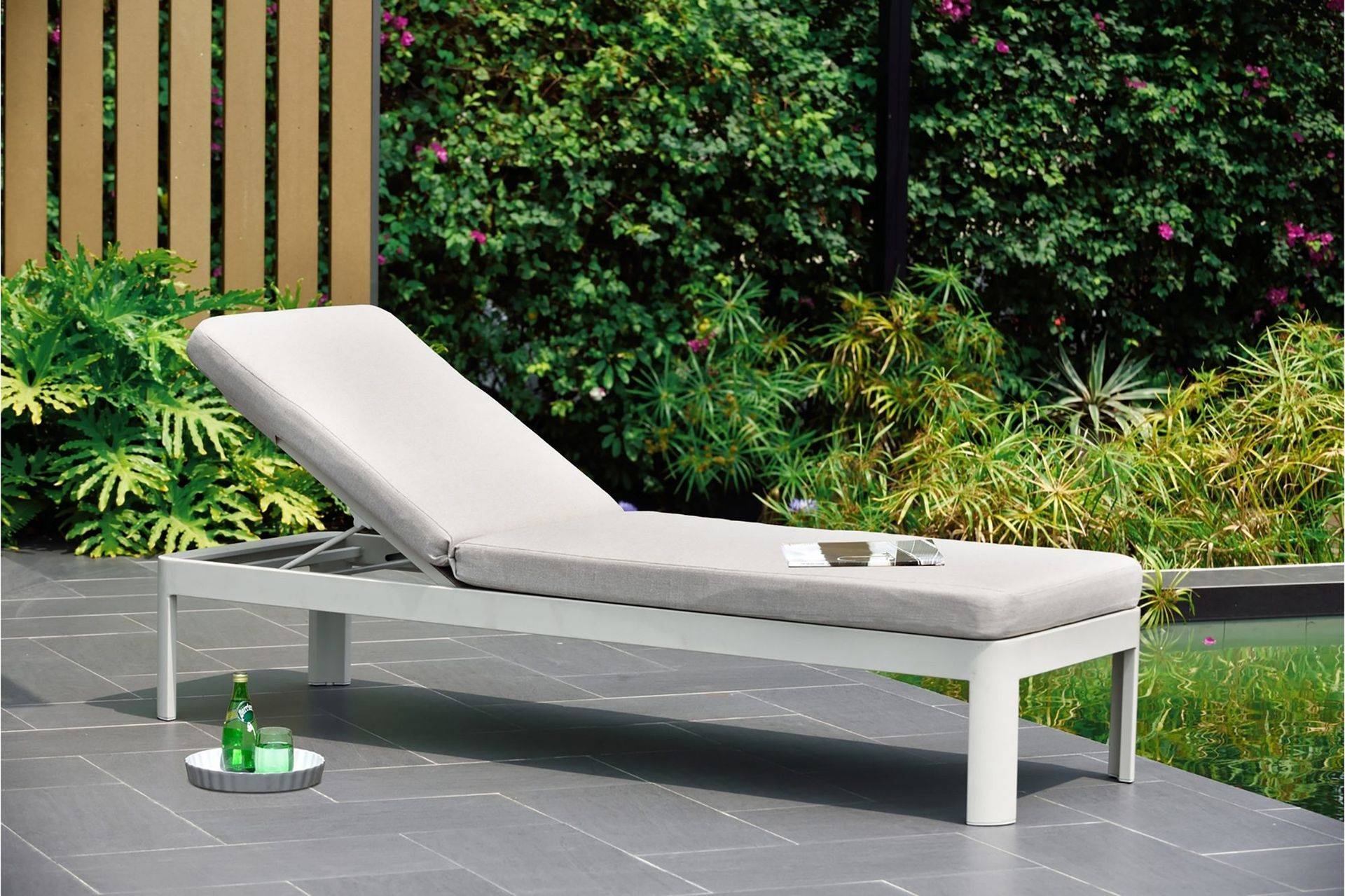 Lifestyle Garden Portals Solsängset med Dyna - Vit/Trä Solsäng