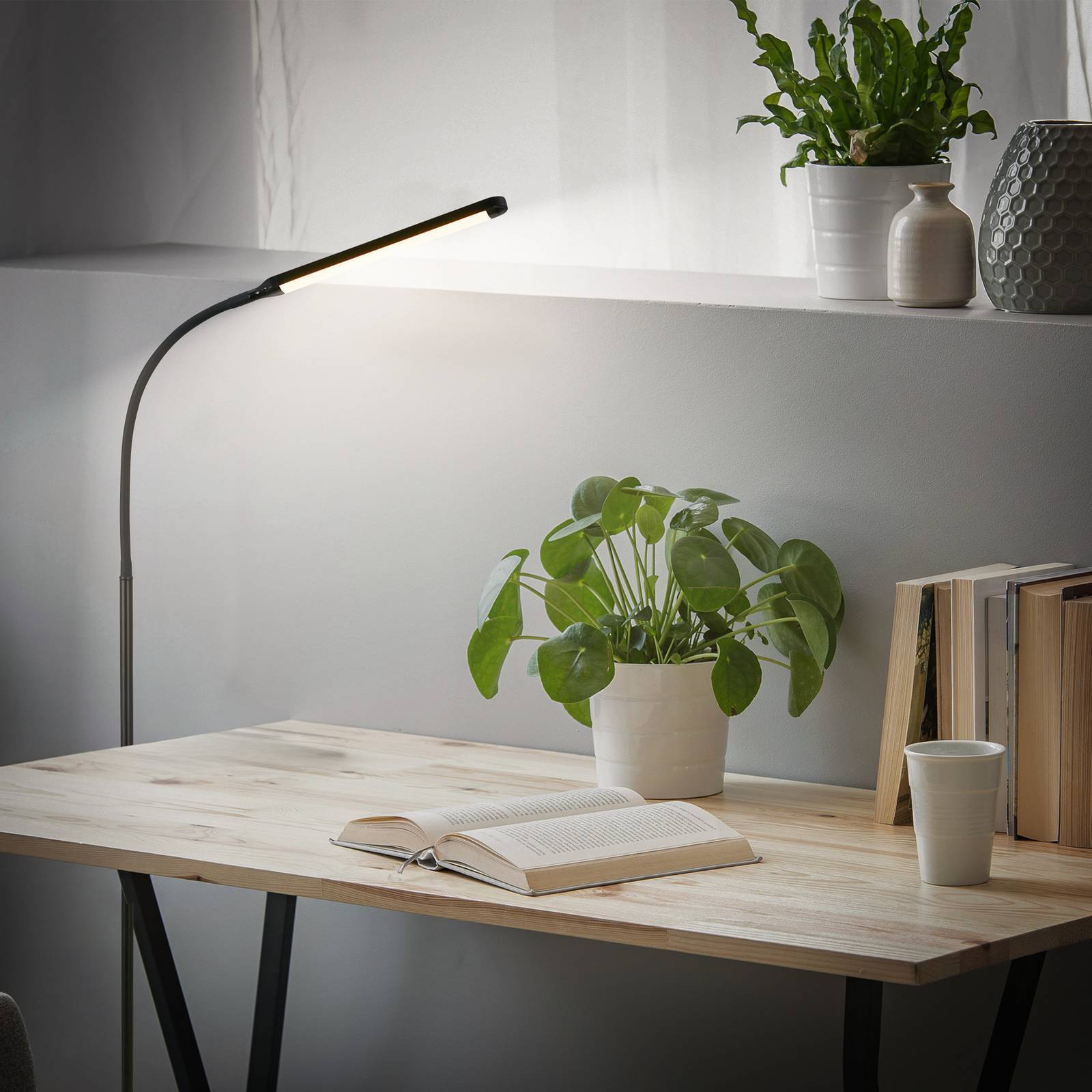 Briloner LED golvlampa Mura, dimbar, Svart, Vardagsrum / matsal, Syntetmaterial, Modern, LED-golvlampa