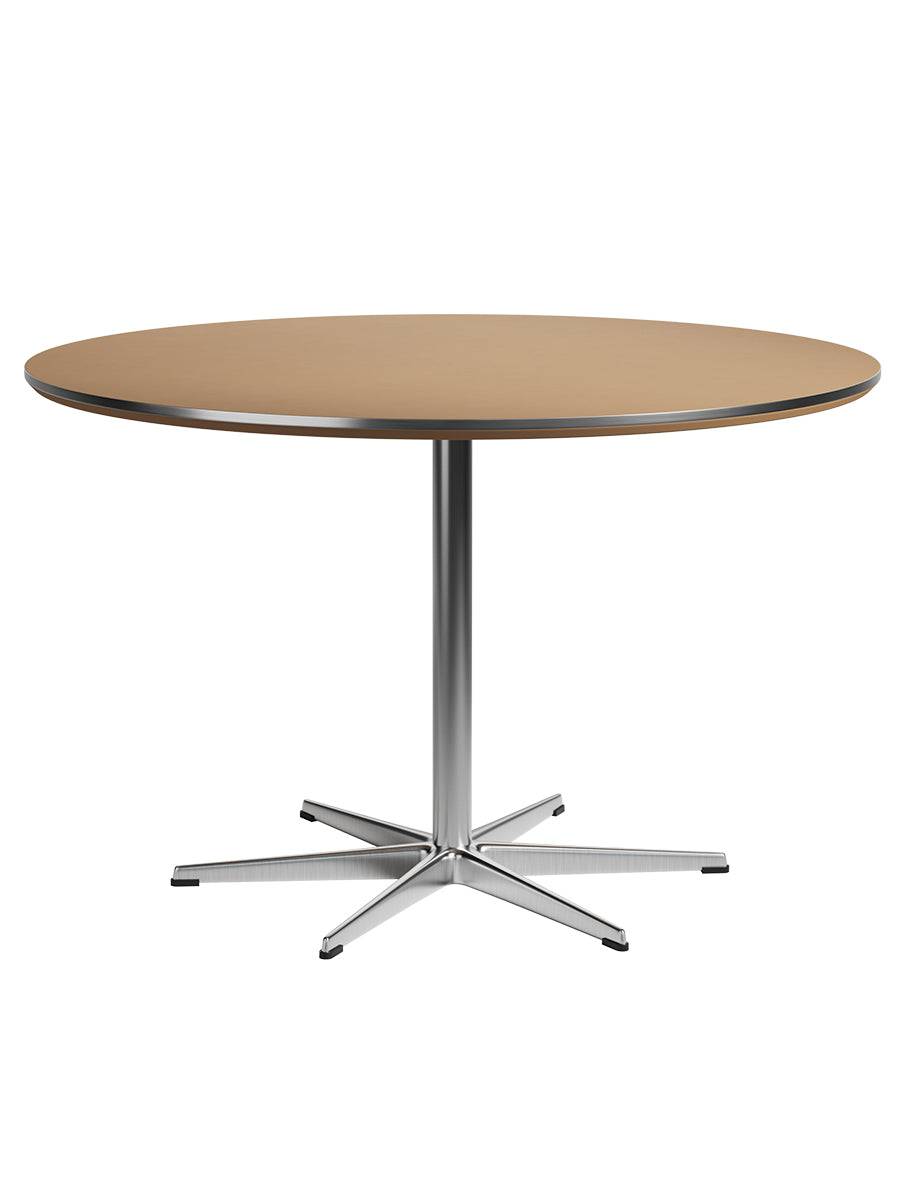 Piet Hein A825 Spisebord, Ø120 cm fra Fritz Hansen Light Amber laminat m. alukant - Krom stel - Jacobsen Plus