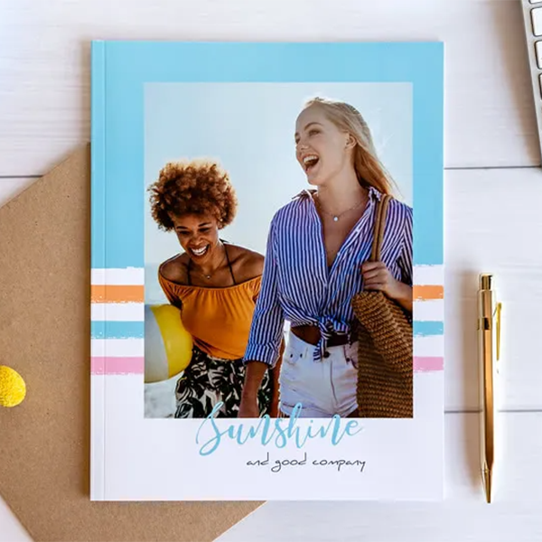 Skapa fotobok | 21 x 27,5 cm | Mjukt omslag | Gratis designs | 170g papper | Från 20-100 sidor | Kvalitativ limbindning | 21.00 x 27.50 cm