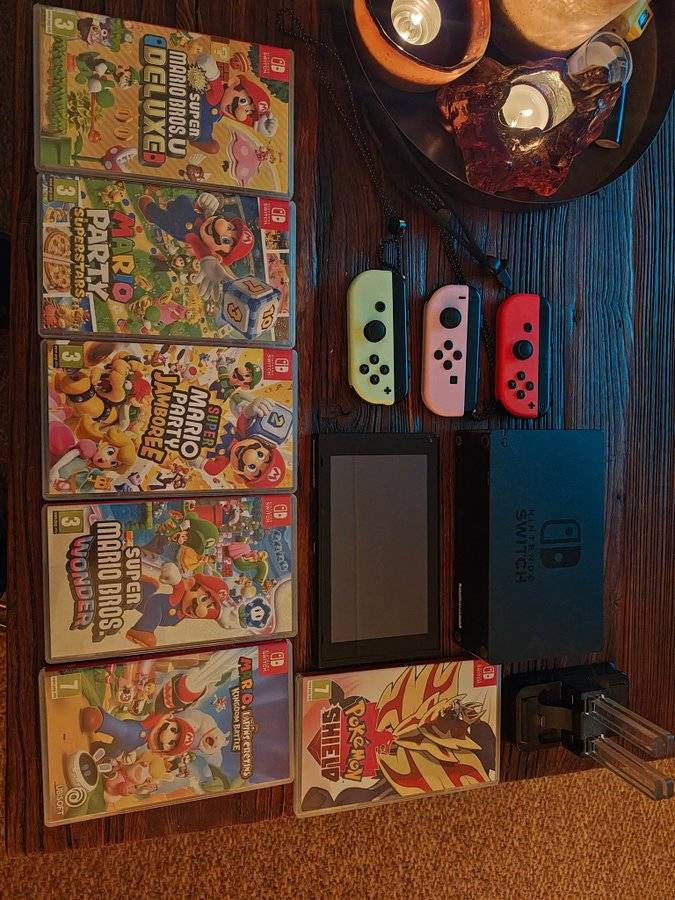 Nintendo Switch med 3 par Joy-Cons och 6 spel