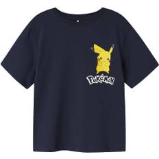 Name It Nkmstu Pokemon SS Nreg TOP BOX SKY Str 116 - Navy Blazer Toppe hos Magasin