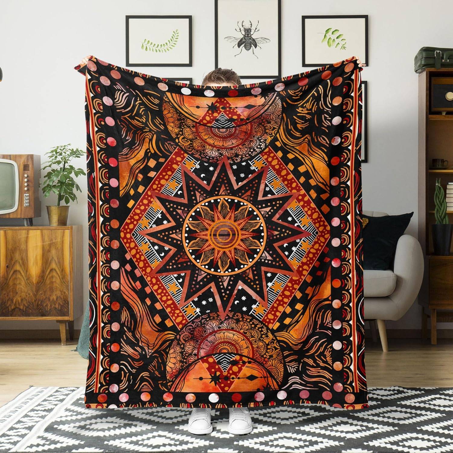 Mandala filt tribalmönster orange svart design andlig konst bohoinredning hemtextil mysig pläd meditativ accessoar