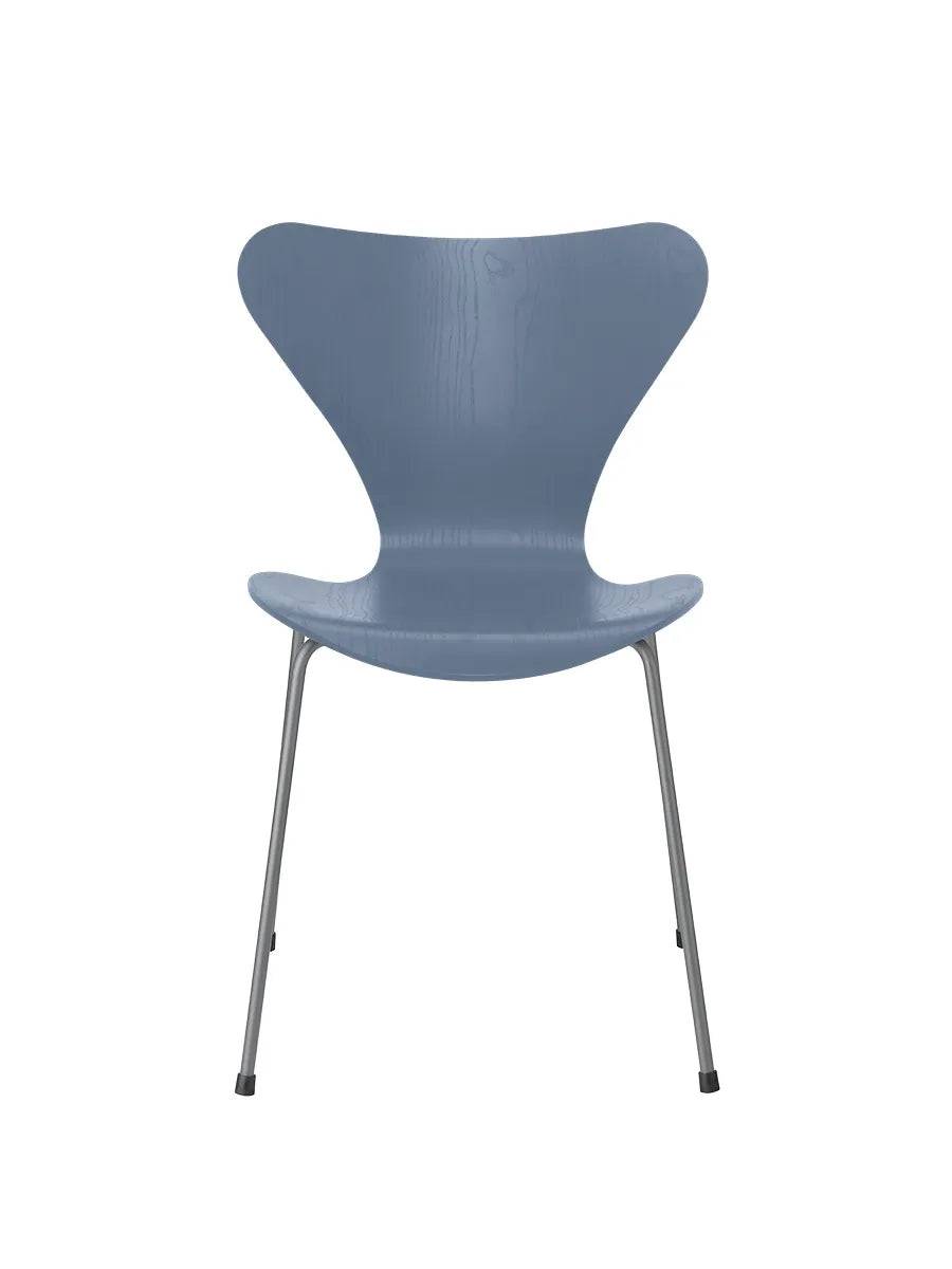 3107 Serie 7 stol i farvet ask af Arne Jacobsen Dusk Blue / Silver Grey - Jacobsen Plus
