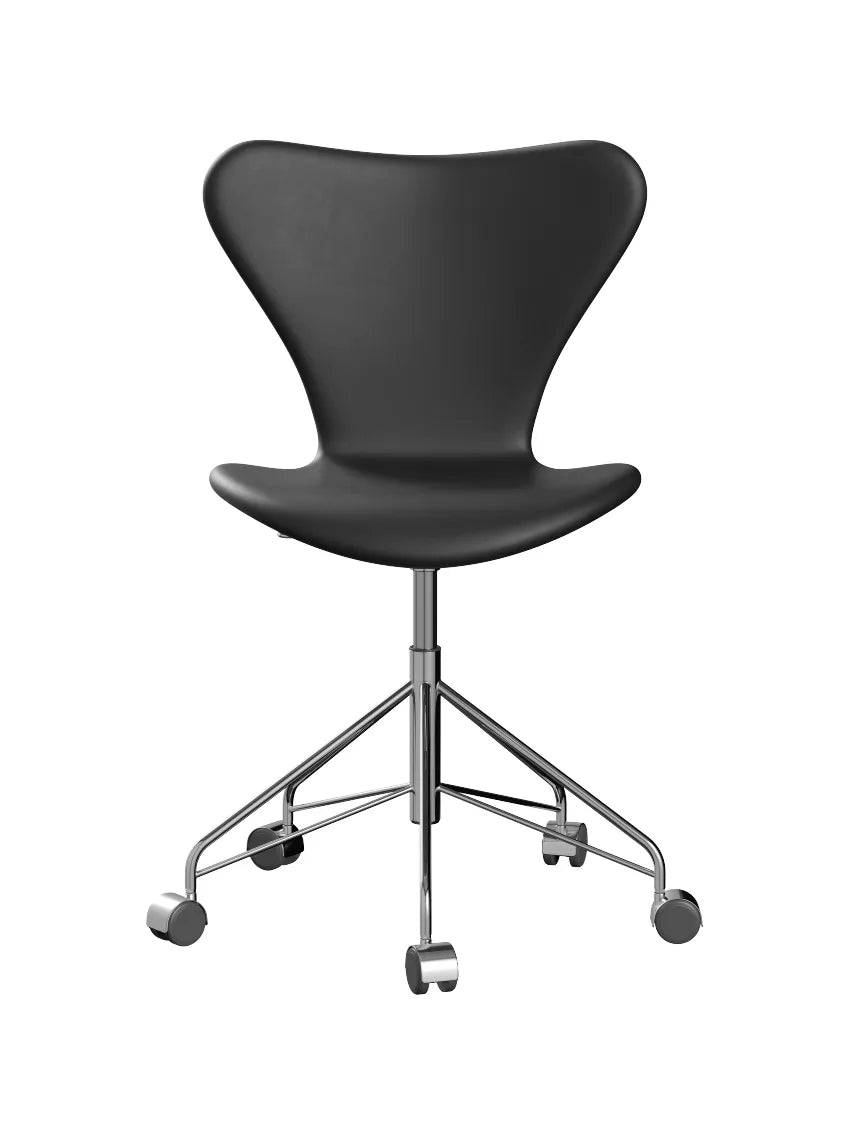 3117 Serie 7 Kontorstol af Arne Jacobsen Fuldpolstret / Essential læder / Sort - Jacobsen Plus