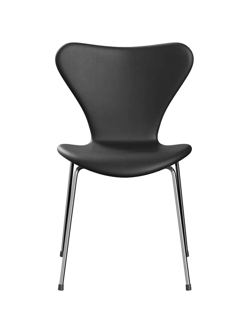 3107 stol, fuldpolstret Essential læder sort / krom stel af Arne Jacobsen - Jacobsen Plus