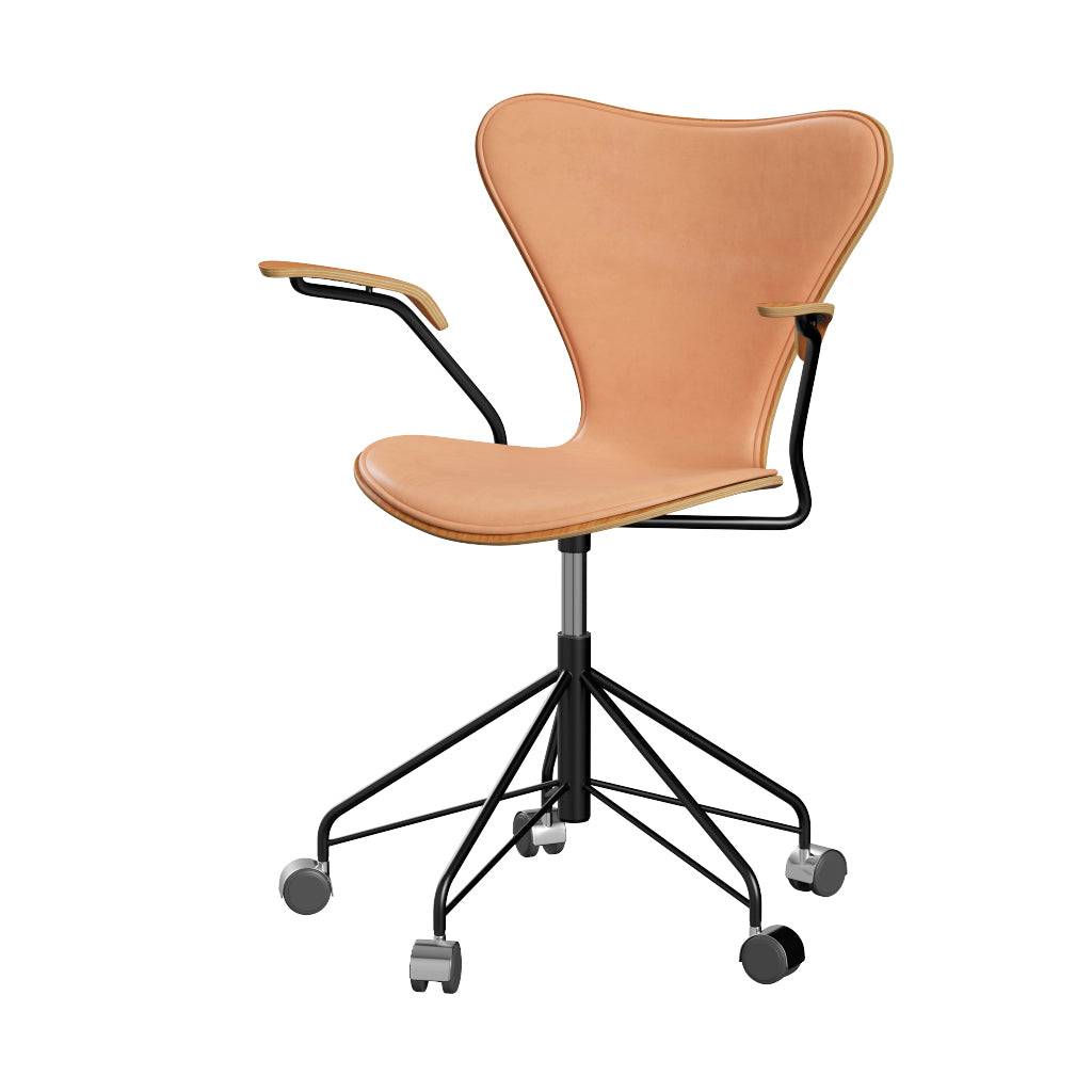 Fritz Hansen - 3217 kontorstol med armlæn, naturfiner og forsidepolstret i Natur læder Kirsebær - Sort stel - Jacobsen Plus