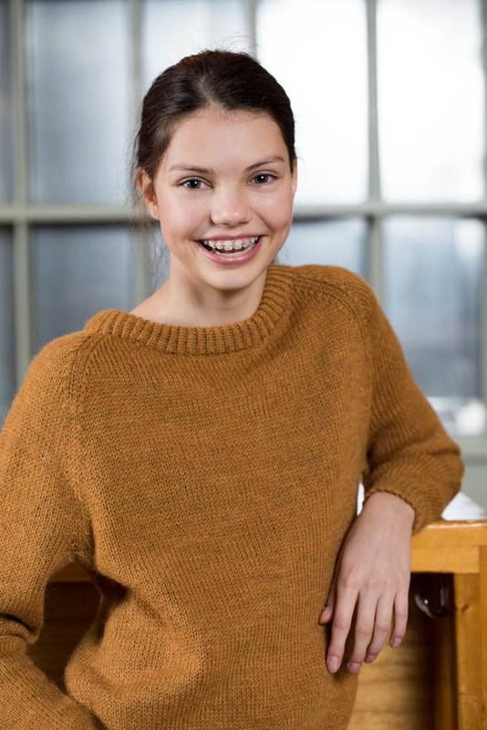 DSA91-05 Tejo Genser DOWNLOAD OPSKRIFTEN HER Strikket bluse til børn i Sterk fra Du Store Alpakka. Str. 2-12 år. Sprog: Norsk Pinde og tilbehør lægges i kurven separat. Se alle opskrifter fra Du Store Alpakka her. ..