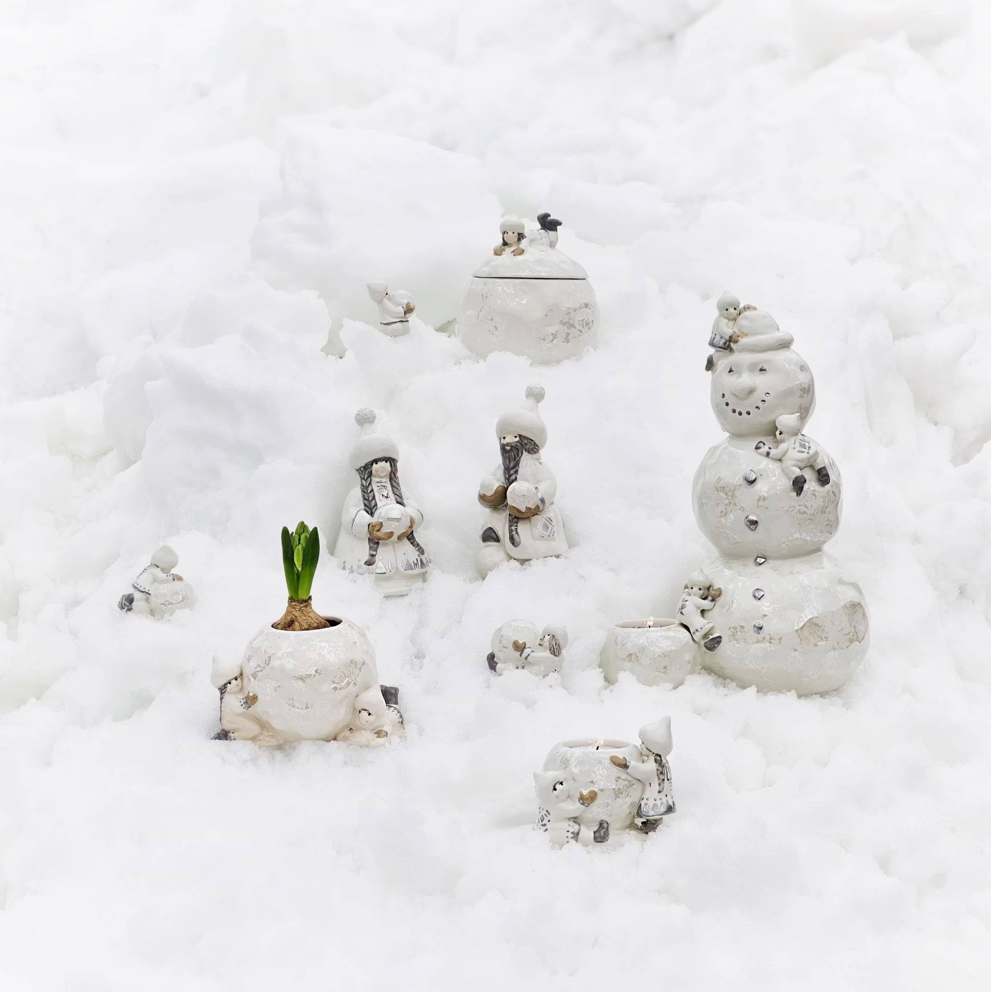 Snövättebarnens ljuslykta från Cult design. Färg: Vit med grå och beige inslag.