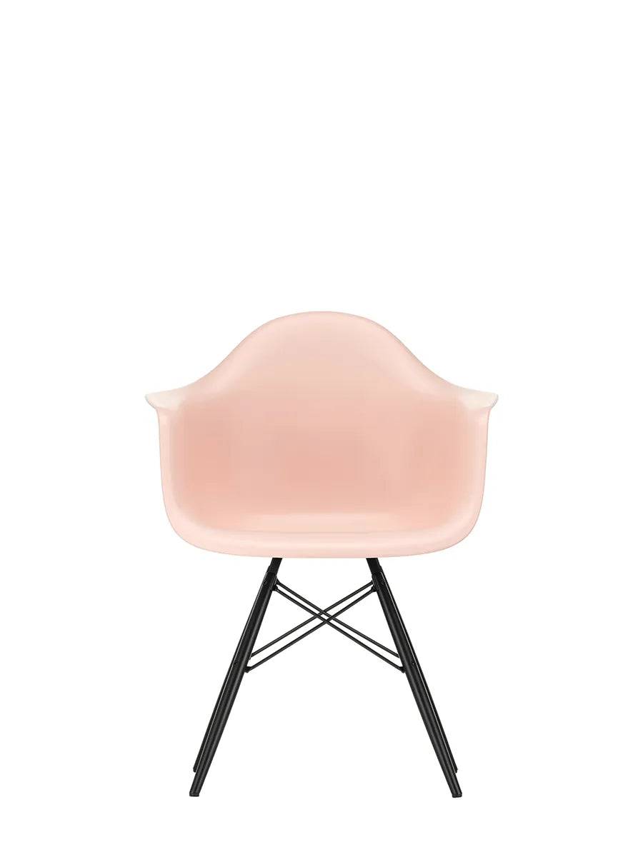 Eames Plastic Armchair DAW, sortlakeret ahorntræ fra Vitra Pale Rose - Jacobsen Plus