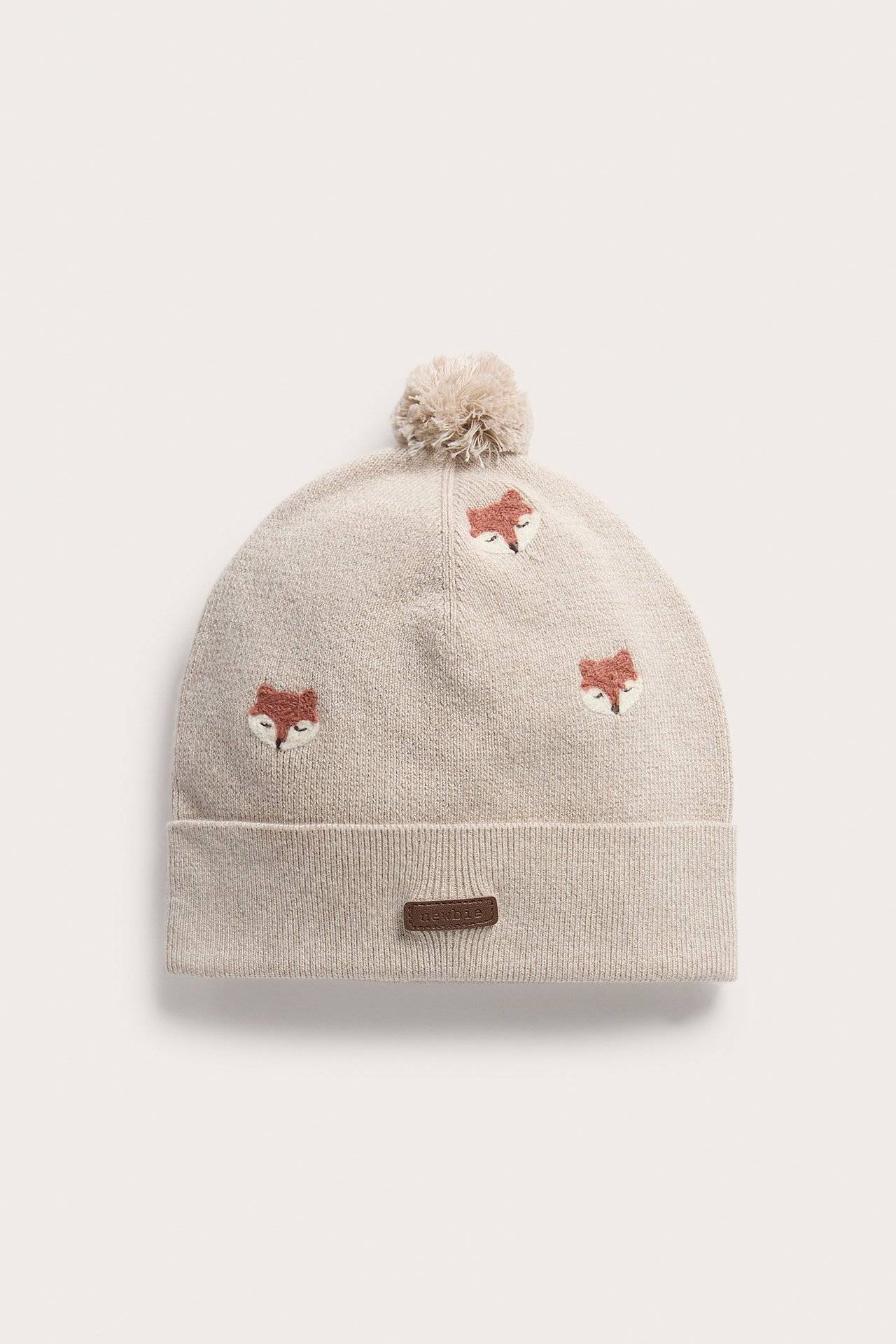 Stickad mössa med broderi
