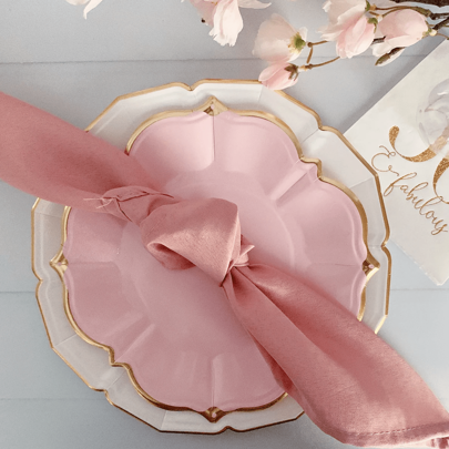 60 st rosa och vita papperstallrikar - Eleganta rosa engångstallrikar, lämpliga för fest/mors dag/bröllop - Innehåller 30 st 25 cm vita middagstallrik
