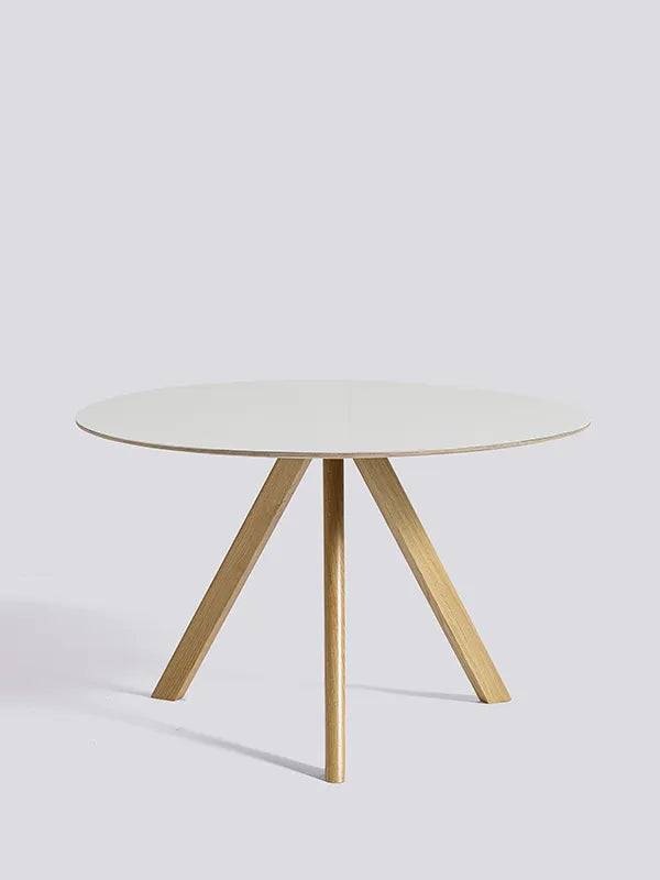 Copenhague CPH20 Bord, Ø120 cm fra Hay Lakeret eg / Off white linoleum - Jacobsen Plus