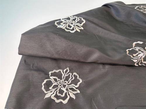 Taft - silkelook, sort med blomster broderi