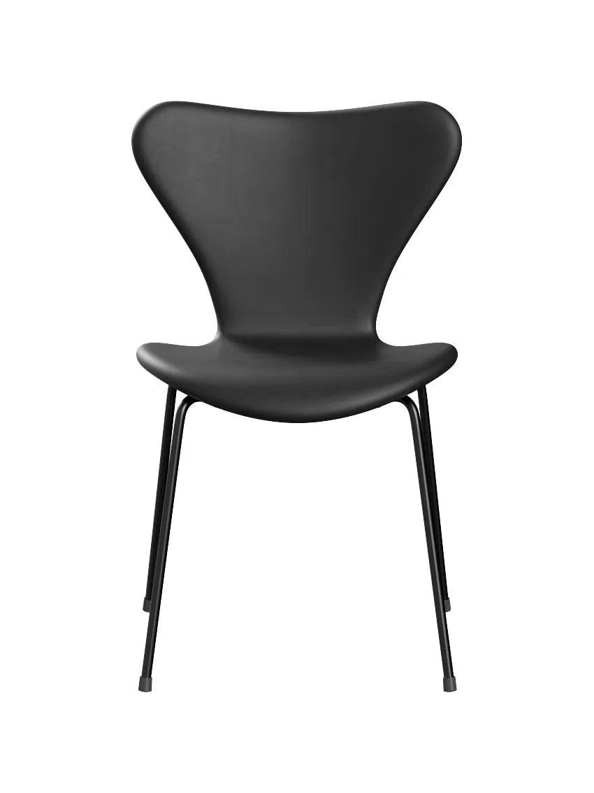 3107 stol, fuldpolstret Essential læder sort/sort stel af Arne Jacobsen - Jacobsen Plus