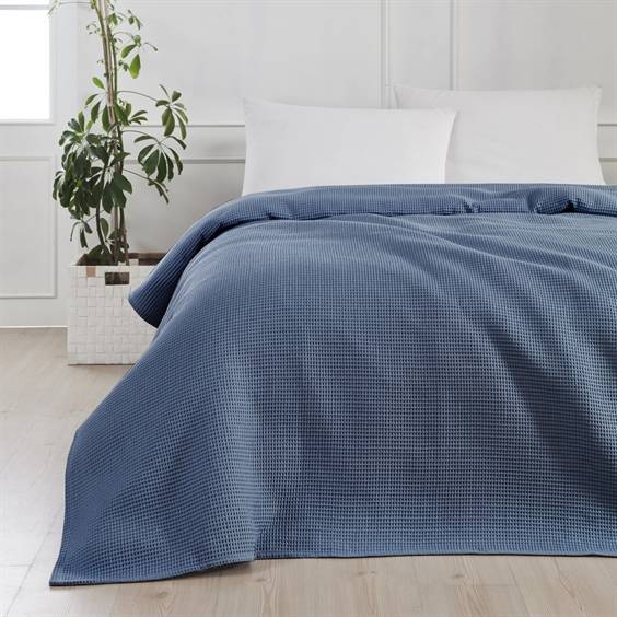 bySKAGEN Sengetæppe - Waffle 240 x 260 cm Mørkeblå.