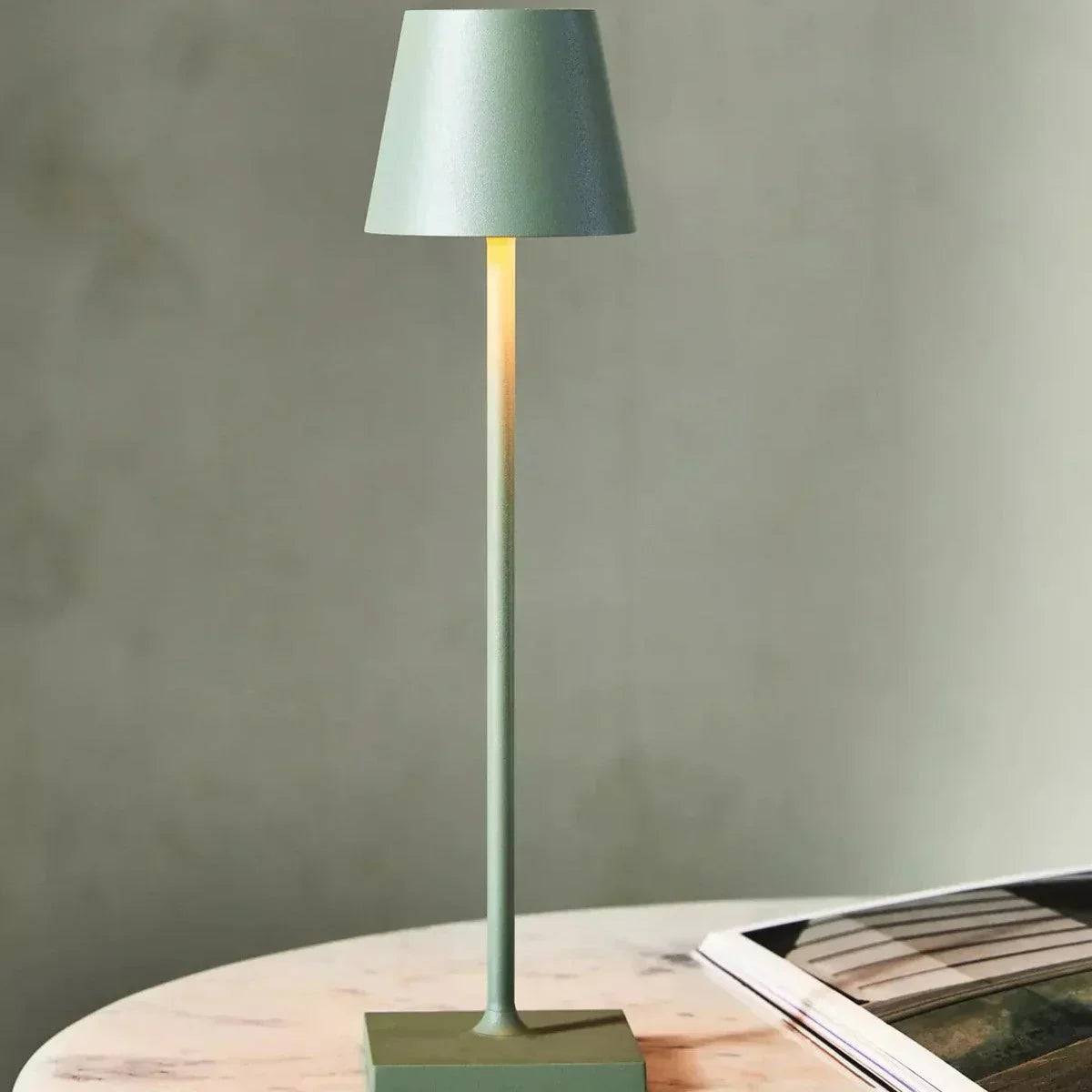 LumiLuxe - Elegant Bordslampa med Trådlös Laddningsfunktion - Matt Grön