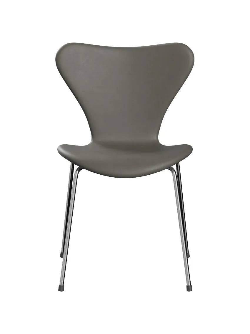 3107 stol, fuldpolstret Essential læder lava/krom stel af Arne Jacobsen - Jacobsen Plus