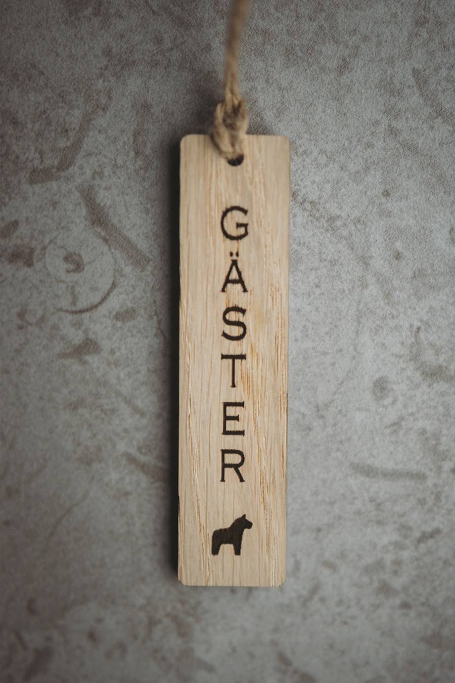 Gäster, skylt till gästhandduk med liten dalahäst - Ekfaner, mörk