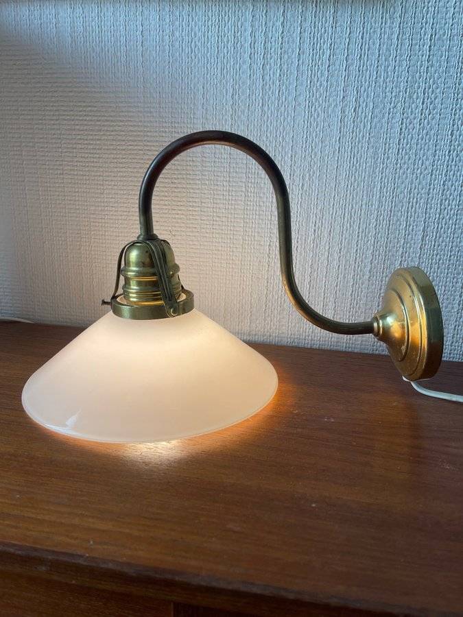 Vägglampa Skomakarlampa mässing