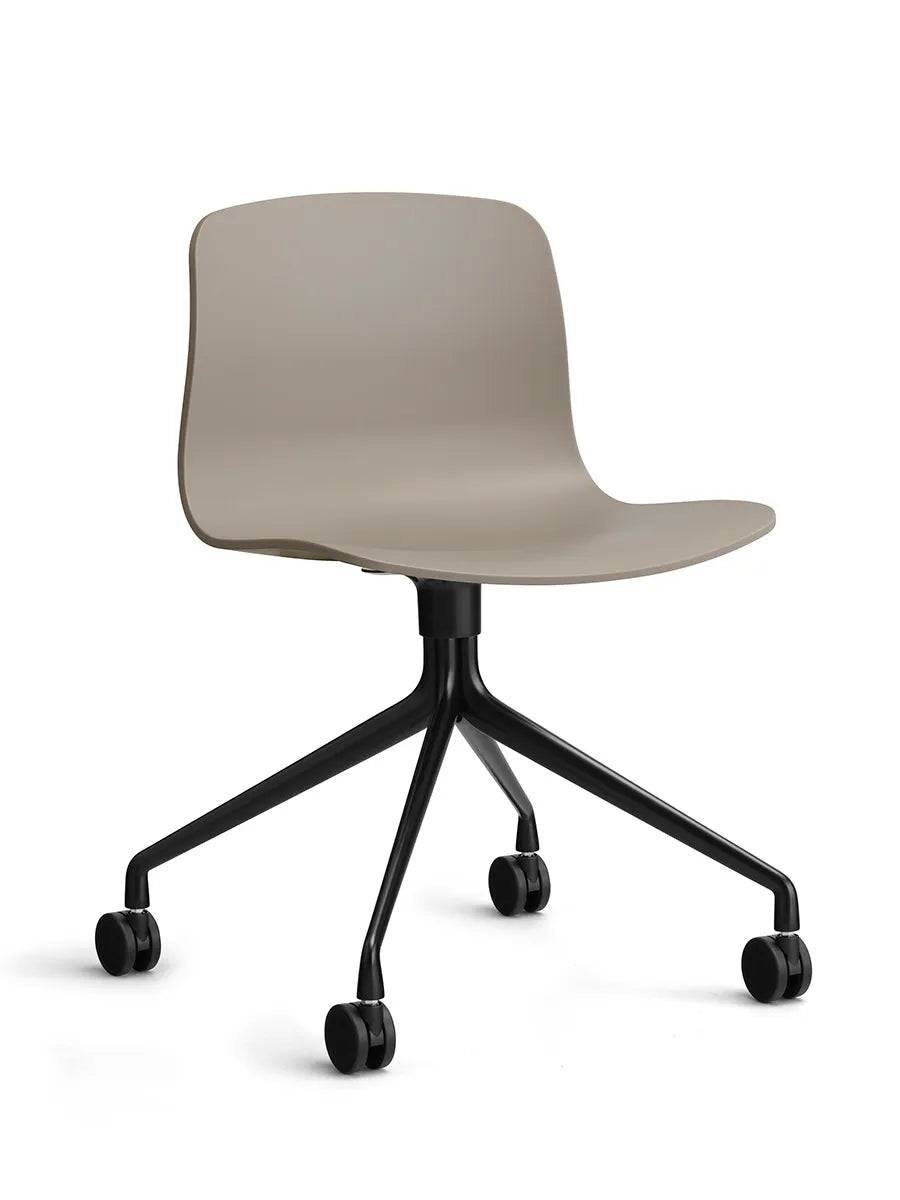 About a Chair AAC14 fra Hay Khaki / Sort pulverlakeret aluminum - Jacobsen Plus