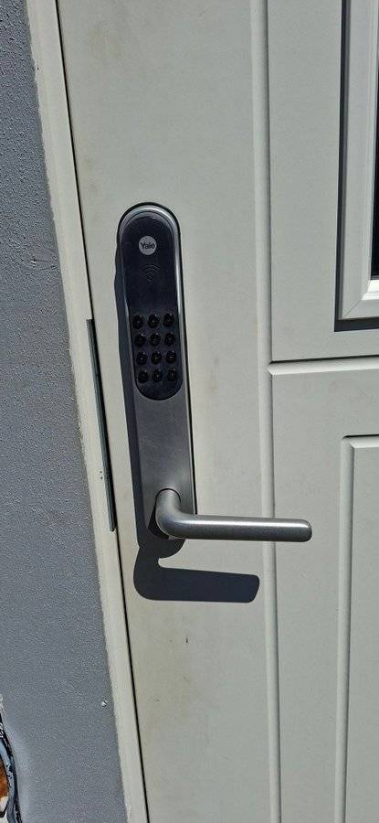 Yale Doorman L3S / V4 + Yale Connect Wi-Fi + 4 nyckelbrickor