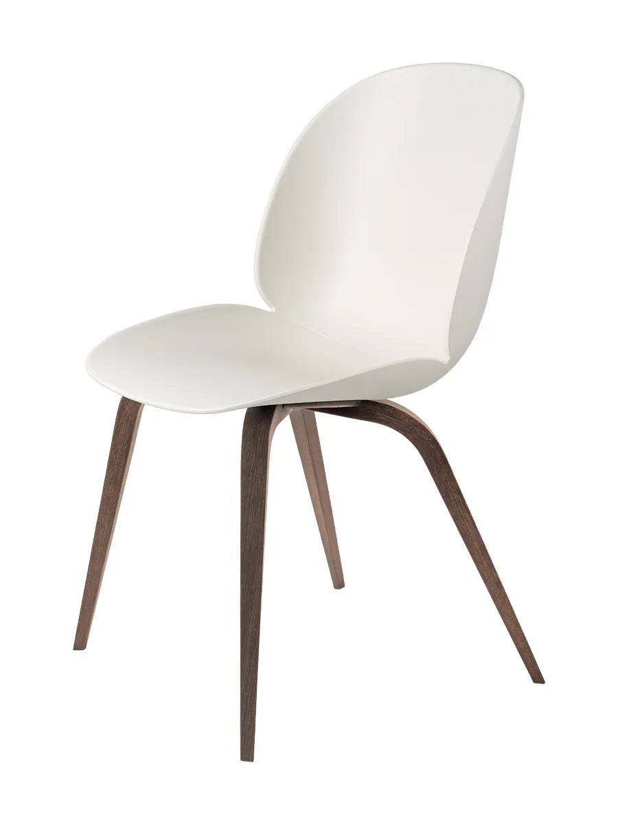Beetle Chair, upolstret fra GUBI Alabaster White shell / Wood base / Walnut base - Jacobsen Plus