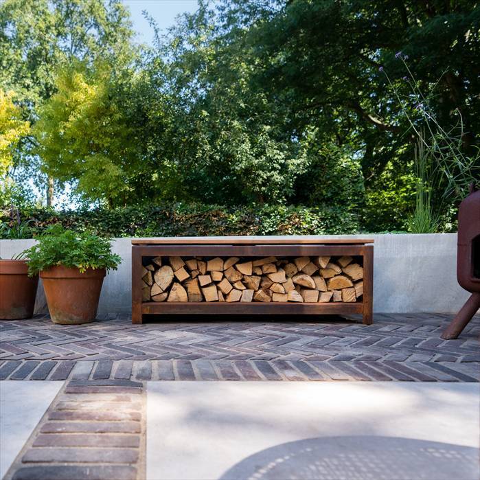Havebænk i corten stål med brændeskjul og Hardwood sæde - 120cm + 200cm.