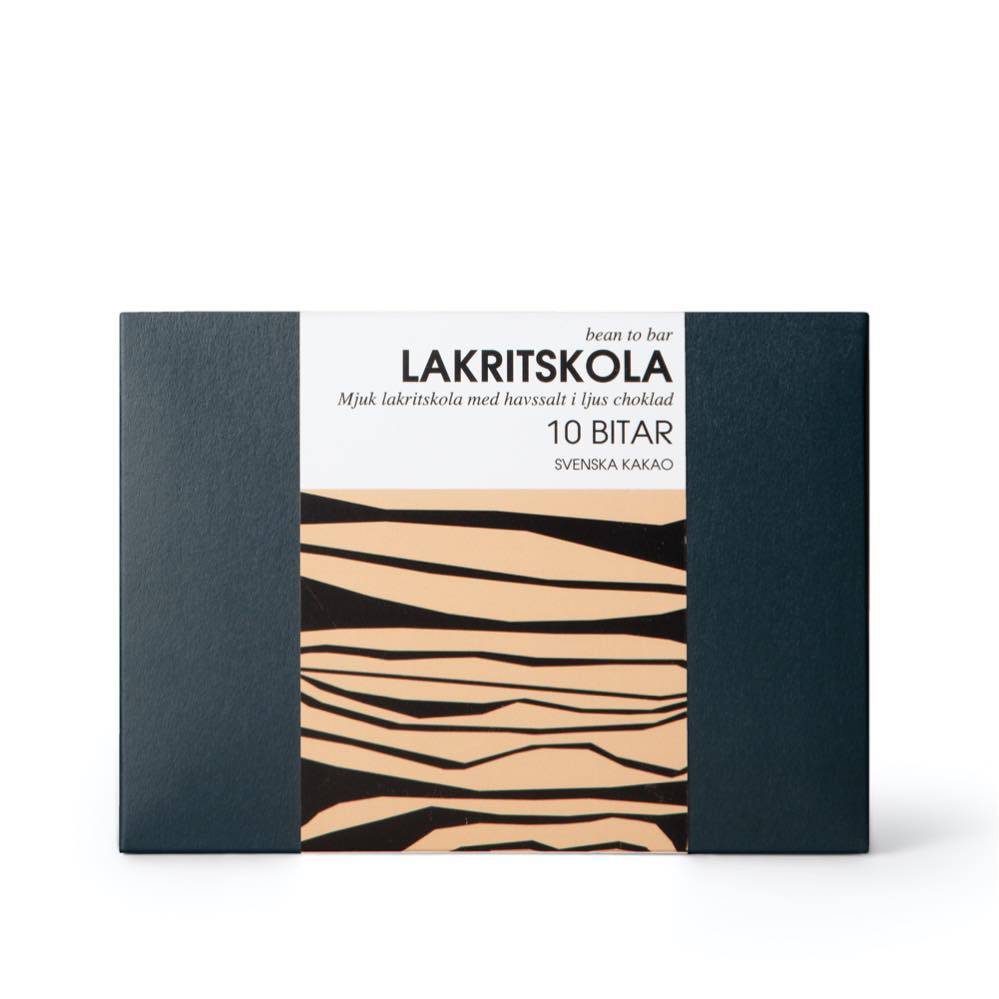 Presentask med mjuk lakritskola doppad i mjölkchoklad