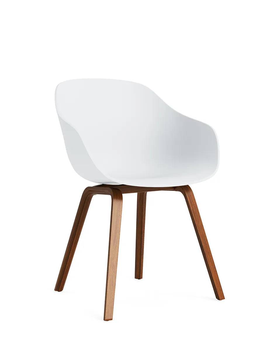 About a Chair AAC 222 fra Hay White / Lakeret valnød - Jacobsen Plus