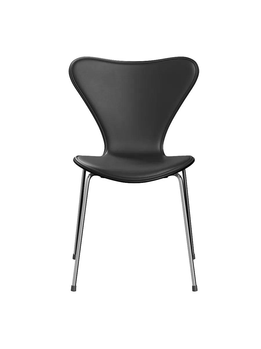 3107 Serie 7 Stol, forsidepolstret af Arne Jacobsen Sortfarvet ask (finér) / Sort Essential læder - Jacobsen Plus